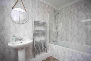 锡厄姆BayleafStay Seaham的一间带水槽、淋浴和镜子的浴室