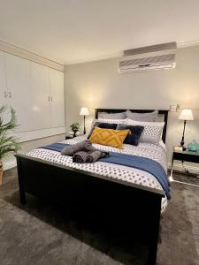 Cozy Urban Chinatown Escape Adelaide CBD - Free parking客房内的一张或多张床位