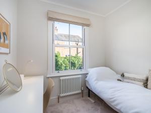 圣奥尔本斯Pass the Keys Stunning 3 Bedroom Townhouse in Central St Albans的白色的客房设有床和窗户。