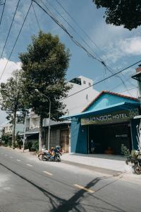 Cao LãnhBảo Ngọc Hotel的停在蓝色建筑前面的摩托车