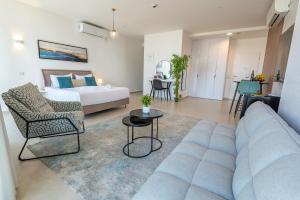 巴特亚姆Hi-Yam SeaView Apartments & Suites - יש ממ"ד的客厅配有沙发和1张床