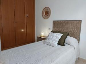 卡耐特蒂贝兰格Vistas al mar en Canet Playa WIFI的一间卧室配有一张木柜床