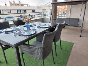 卡耐特蒂贝兰格Vistas al mar en Canet Playa WIFI的阳台配有餐桌和椅子