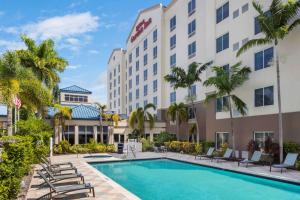 迈阿密迈阿密机场西希尔顿花园酒店的大楼前设有游泳池的酒店