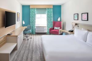 迈阿密迈阿密机场西希尔顿花园酒店的酒店客房配有一张床、一张桌子和一把椅子。