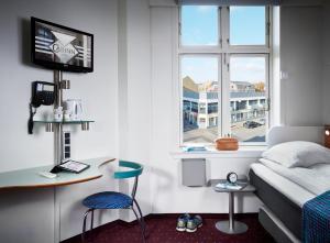 埃斯比约埃斯比约卡宾酒店的一间卧室配有一张床、一张书桌和一个窗户。