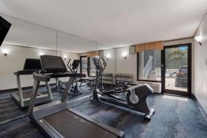 哥伦比亚杰克逊堡品质酒店的一间设有跑步机和笔记本电脑的健身房的客房
