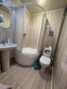 基希讷乌Комната Gold Rose的带浴缸、卫生间和盥洗盆的浴室