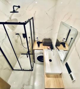 米哈洛夫采Green Side Studio的白色的浴室设有水槽和镜子
