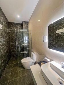 美奈Villa Amory Mui Ne的浴室配有卫生间、淋浴和盥洗盆。