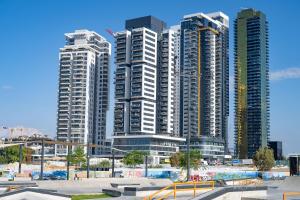 巴特亚姆Hi-Yam SeaView Apartments & Suites - יש ממ"ד的城市中一群高大的建筑