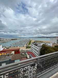 丹吉尔Twin Hotel Tanger的阳台享有海港景色。
