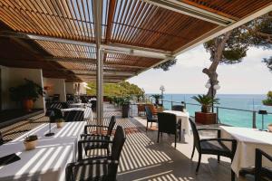 罗列特海岸圣玛尔塔酒店的一间带桌椅的海景餐厅