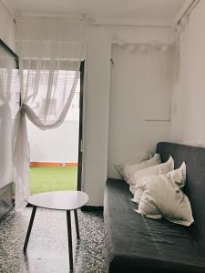 萨拉戈萨Disfruta tu estancia en Zaragoza!的客厅配有沙发和桌子