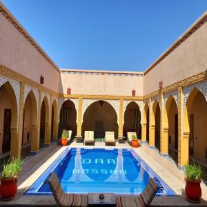 梅尔祖卡Dar Hassan Merzouga的一座带游泳池的庭院