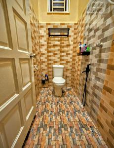 巴佐Homestay Rumah Tengok Jelawat Bachok的一间带卫生间的浴室和瓷砖地板。