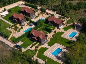 卡尔派尼西翁Evritos Villas & Suites with pool的享有房屋的空中景致,设有2个游泳池