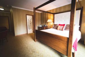 ToomeO'Neill Arms Hotel的一间卧室配有一张木架大床