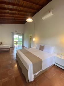 阿瓜斯-迪圣巴巴拉Vale Das Águas Fazenda Resort的卧室配有一张白色大床