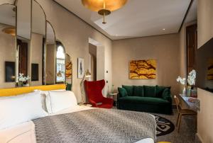 佛罗伦萨Hotel Calimala的一间卧室配有一张床和一张绿色沙发