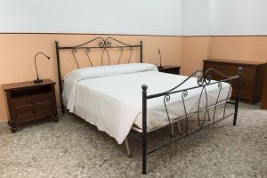 阿拉代奥B&b Pozzi Dolci的一间卧室配有床和2个床头柜
