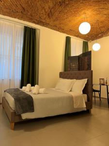 都灵Porta Nuova Luxury Apartments的一间卧室配有一张带绿色窗帘的大床