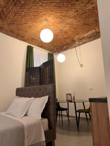 都灵Porta Nuova Luxury Apartments的一间卧室配有一张床和一张餐桌