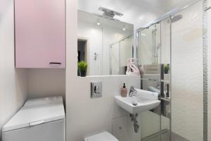 格但斯克Elite Apartments Brzeźno Family的白色的浴室设有水槽和卫生间。