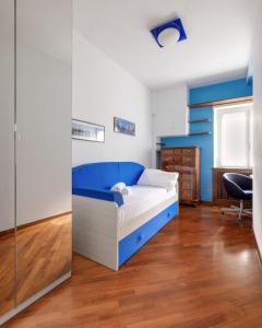 罗马Vatican Museum Apartment - Zen Real Estate的卧室配有蓝色和白色的床和椅子