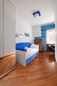 罗马Vatican Museum Apartment - Zen Real Estate的卧室配有蓝色和白色的床和椅子