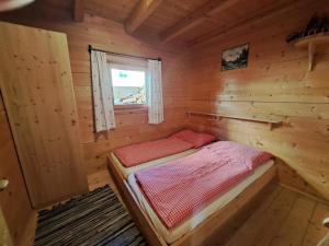 希帕赫Chalet Nasenalmhütte by Interhome的小木屋内的小型客房 - 带一张床