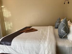 高兰Serene Lanta Resort的一张带两个枕头的床和一条毛巾