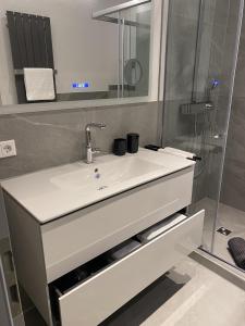 贝尔恩卡斯特尔-库斯Weinquartier11的浴室配有白色水槽和淋浴。