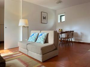 维拉诺瓦-德法马利Casa do Tanque的客厅配有沙发和桌子