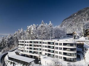 安嫩海姆Apartment Seensucht alpe maritima Ski & See-Top 25 by Interhome的雪中与山间酒店