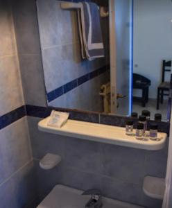 KamenitsotaíikaRoyal Club Hotel - Aqua Poolside Bliss的一间带卫生间、水槽和镜子的浴室