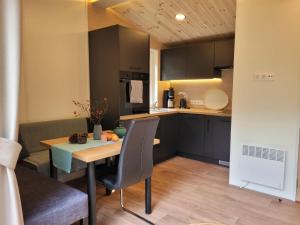 维德宁Holiday Home Soul & Lake by Interhome的一间带木桌的小厨房和一间餐厅