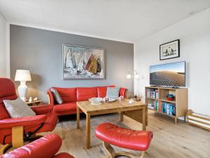 维斯特索马肯Holiday Home Ravn - 3-3km from the sea in Bornholm by Interhome的客厅配有红色的沙发和桌子