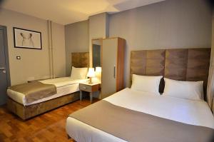 安卡拉Cadde 7 Otel的酒店客房,设有两张床和镜子
