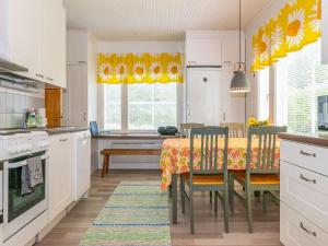 耶姆赛Holiday Home Halkoniemi by Interhome的一间带桌椅的厨房和一间用餐室