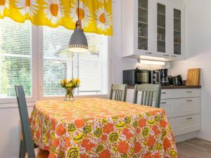 耶姆赛Holiday Home Halkoniemi by Interhome的厨房配有桌椅和黄色窗帘