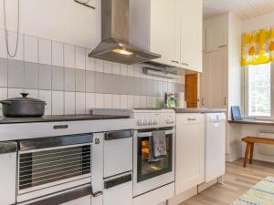 耶姆赛Holiday Home Halkoniemi by Interhome的厨房配有白色家电和炉灶烤箱