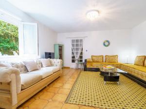 比亚里茨Apartment Casa Chiquito by Interhome的客厅配有沙发和桌子