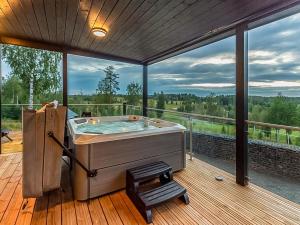 耶姆赛Holiday Home Villa hill magia by Interhome的观景甲板上的热水浴池