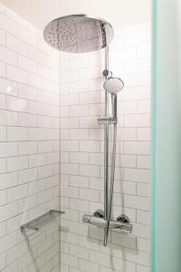 列日pentahotel Liège的浴室设有白色瓷砖淋浴。