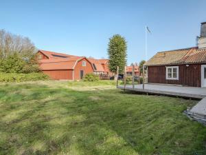 NorbergHoliday Home Karsbo gård - VML114 by Interhome的一座带房子和建筑物的院子