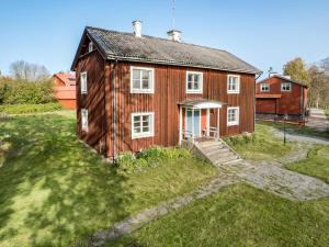 NorbergHoliday Home Karsbo gård - VML114 by Interhome的草地上的一座小木房子