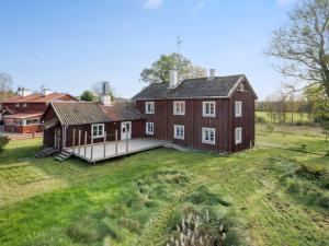 NorbergHoliday Home Karsbo gård - VML114 by Interhome的大型红谷仓的空中景观