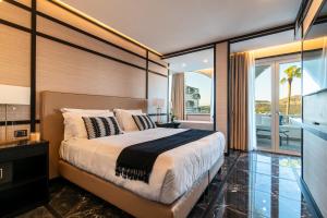 巴科利伊尔甘比亚诺酒店的一间带大床的卧室和一个阳台