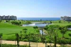 艾西拉Marina golf studio的享有高尔夫球场的海景